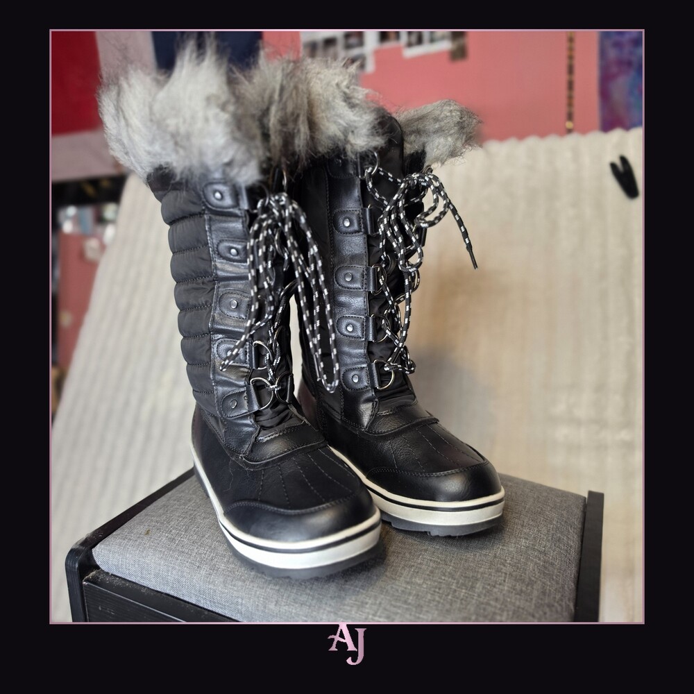 Black Winter Boots Size 8W Lace-Up Faux Fur Trim